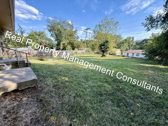 Building Photo - Charming 3-Bed Home with Fenced Yard & Garage
