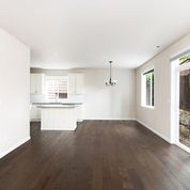 Building Photo - Beautiful 3 Bedroom 2.5 Bathroom Home in Bothell
