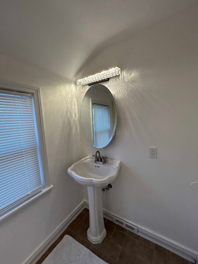 Building Photo - Spacious Colonial For Rent in Lyndhurst