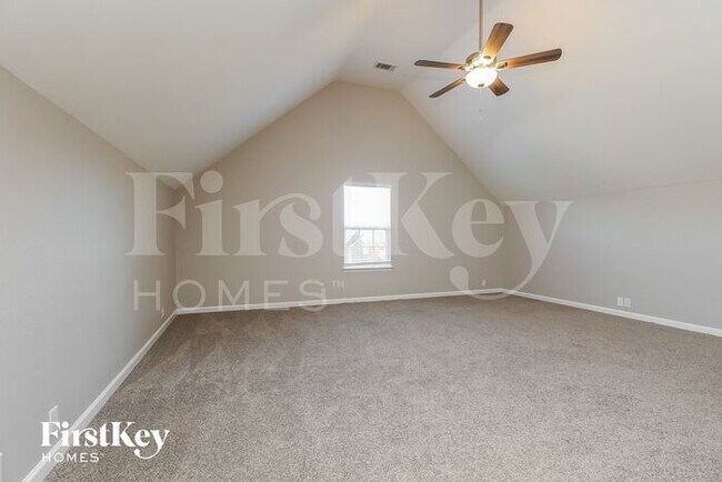 Building Photo - 4006 Summit Dr