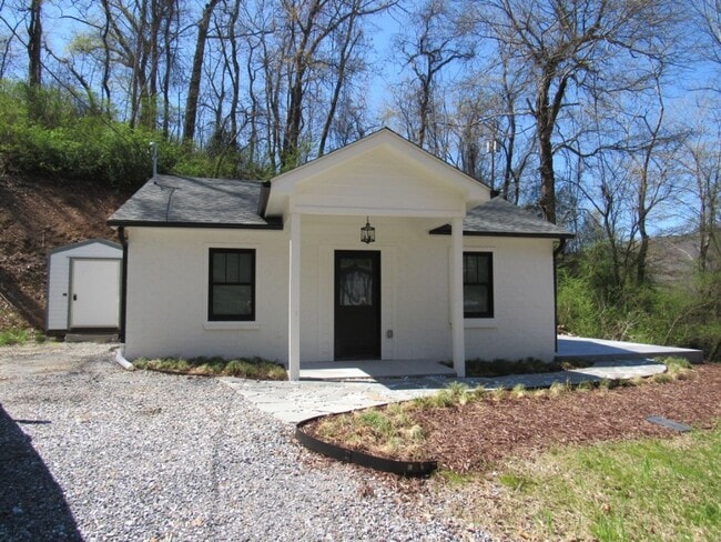 Building Photo - $1,800 - 2 Bed/2Bath Newly Renovated Unfurnished House Overlooking Downtown Sylva