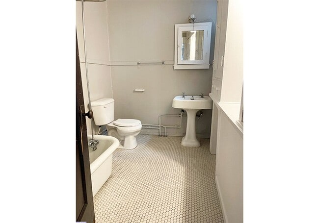 Building Photo - 3027 Clifton Ave