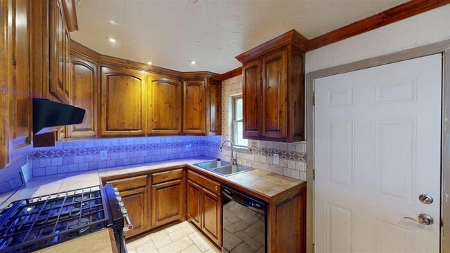 Building Photo - 1715 Oak Ave