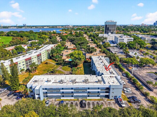 Building Photo - 1630 Embassy Dr