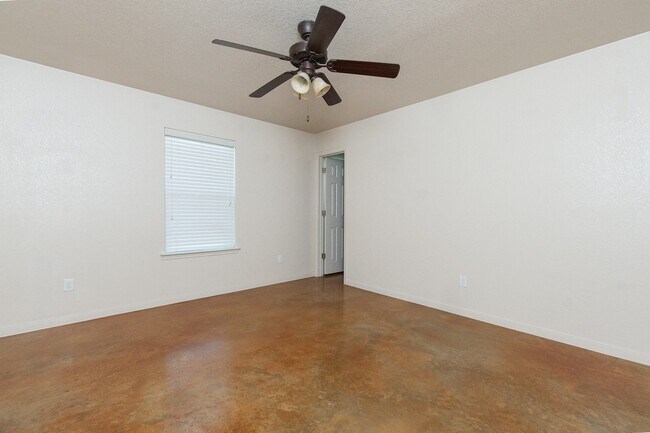 Building Photo - 613 Kendra Dr
