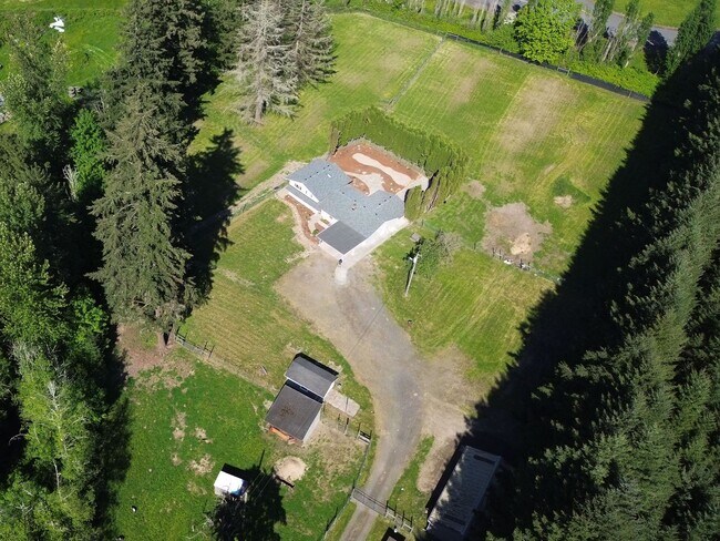 Building Photo - Rare 6 Bedroom Country Ranch Home – Dream Come True!