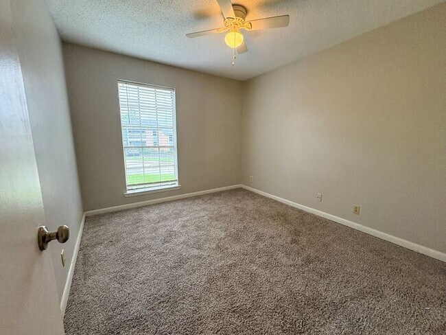 Building Photo - 3 Bed 2 Bath Apartment in Central Tyler! F...