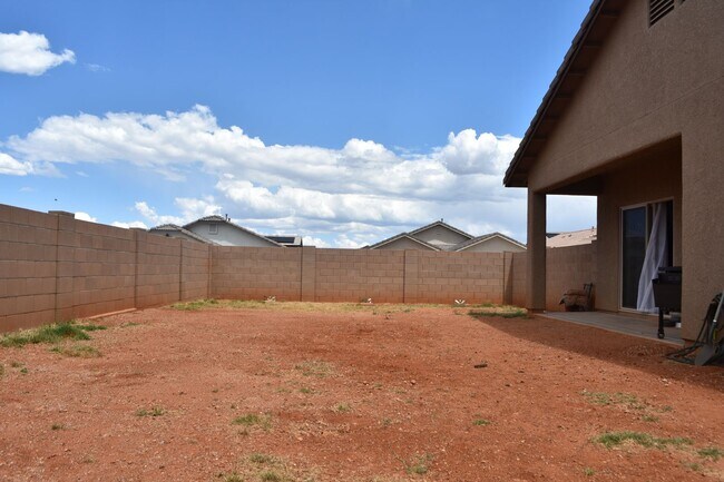 Building Photo - Newer 2021 Beautiful home in gated communi...