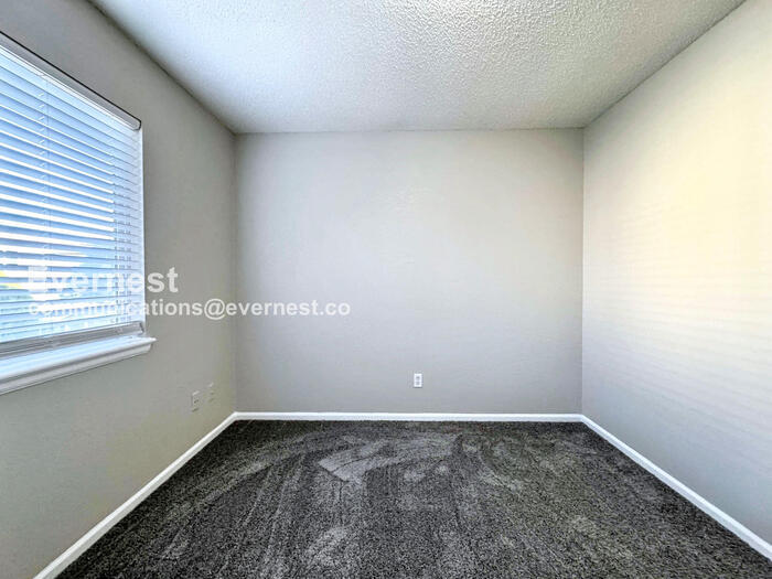 Building Photo - 4079 Perth St