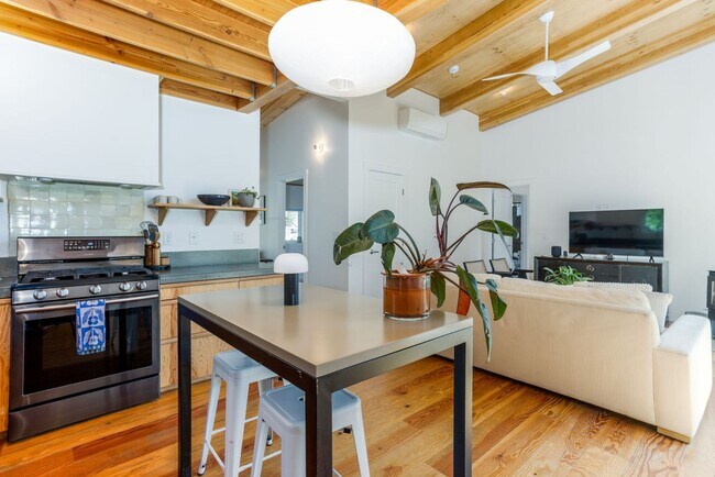 Building Photo - Furnished 2 Bed 2 Bath on Bend's Westside