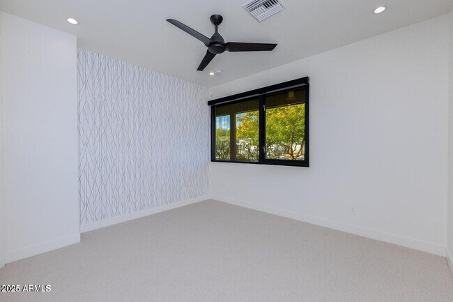 Building Photo - 3931 E Glenrosa Ave