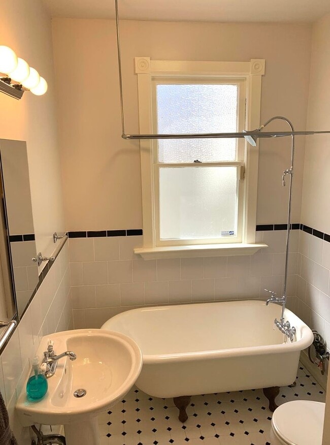 Building Photo - UPDATED BRIGHT 800sf 2BR/1BA Flat Noe Noe ...