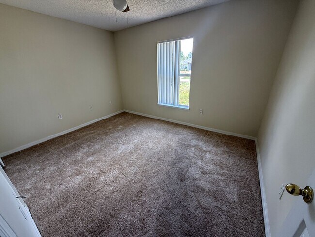 Building Photo - DELTONA: 3 bed/2 bath, Single Family Home