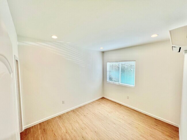 Building Photo - 859 W 43rd Pl