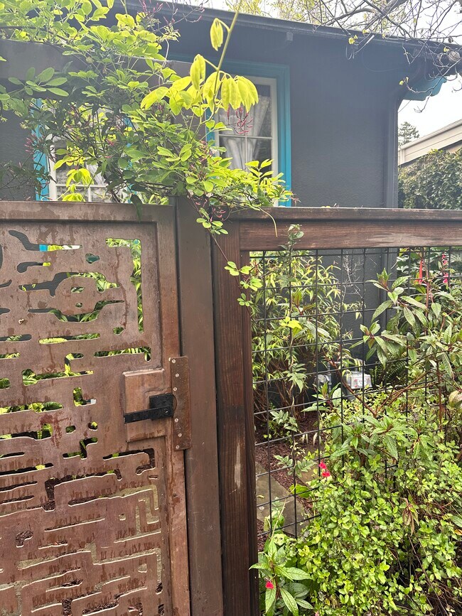 Building Photo - 890 Cragmont Ave