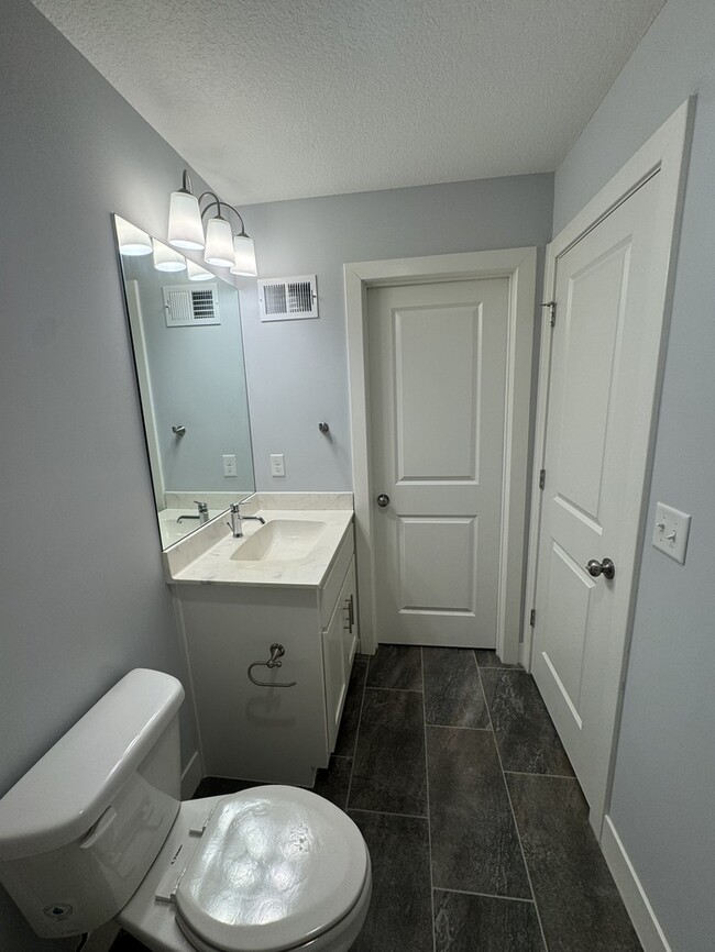 Building Photo - Luxury 5BR 4 BA Home w/ Pool and Clubhouse Access in GREAT location!