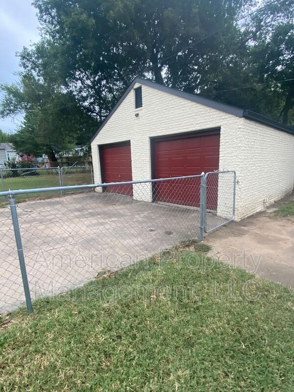 Building Photo - 2145 N Quaker Ave