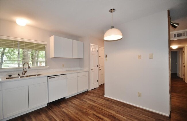 Building Photo - 83 Marabou Pl