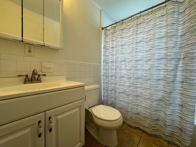 Building Photo - Bright and Spacious Corner Unit in North A...