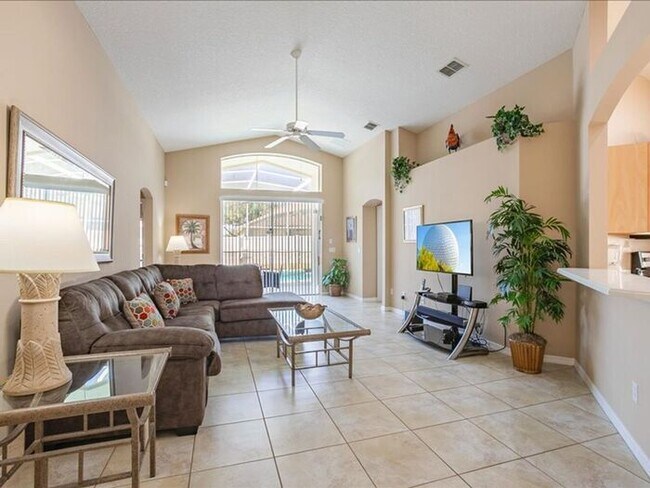 Building Photo - Stunning Fully Furnished 4-Bedroom, 3-Bath...