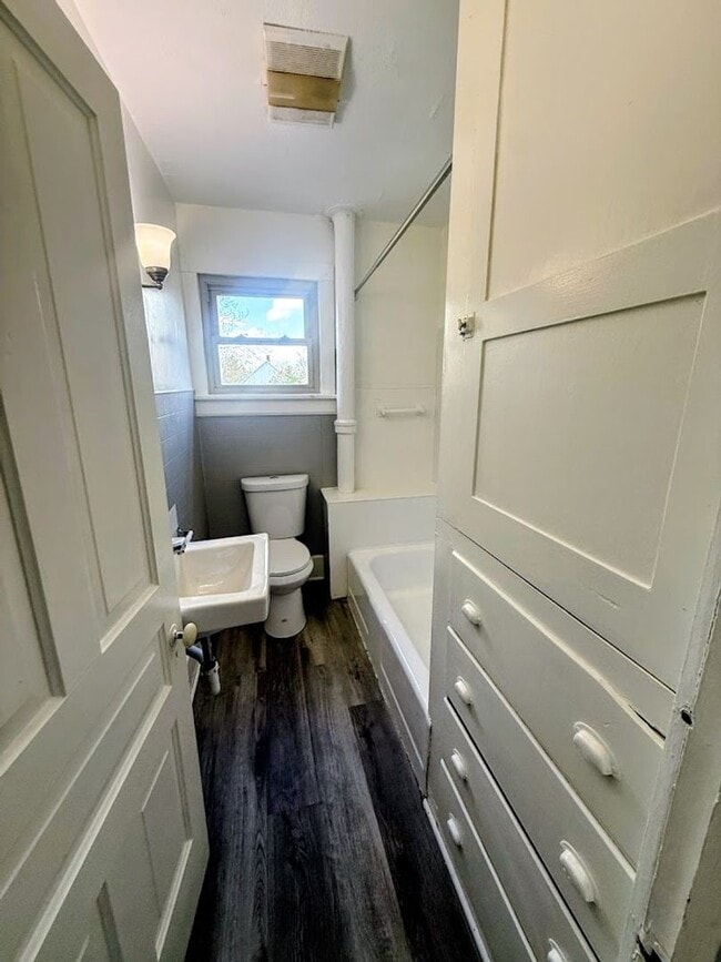 Building Photo - Spacious 4-Bedroom Home in North Canton – Prime Location