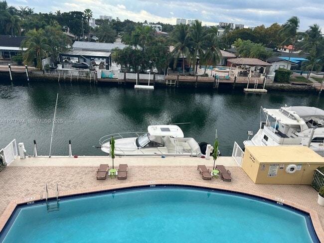 Building Photo - 2000 NE 135th St