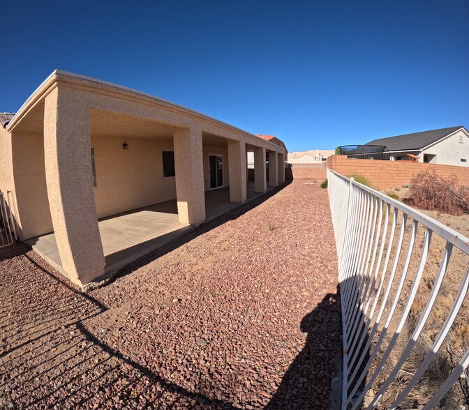 Building Photo - 2112 E Desert Lakes Dr