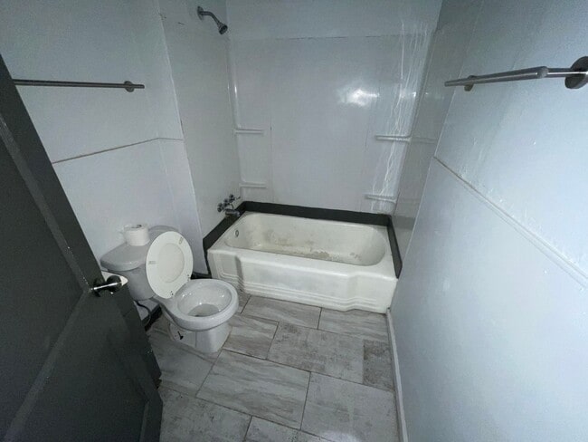 Building Photo - 3bd 1b house! Right off 20th St.