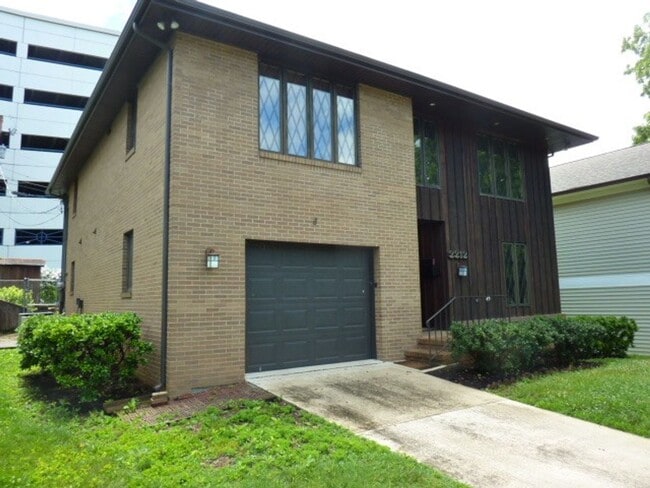 Building Photo - 7BR / 5.5BA Home in Fort Sanders | Walk to...