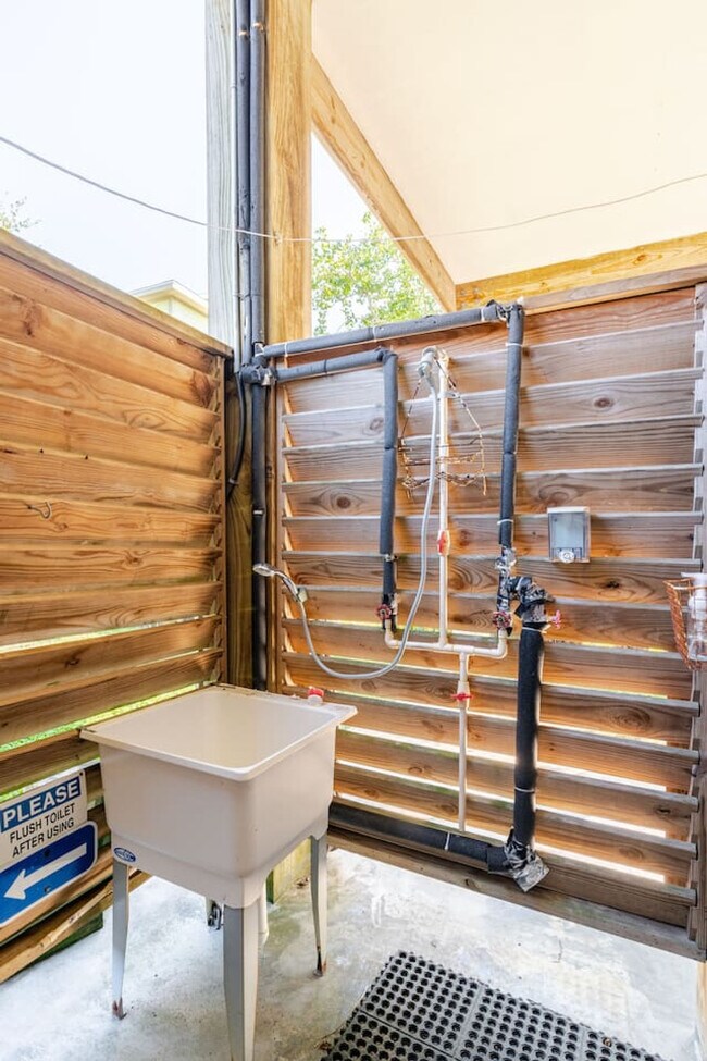 Building Photo - 948 Kahla Dr