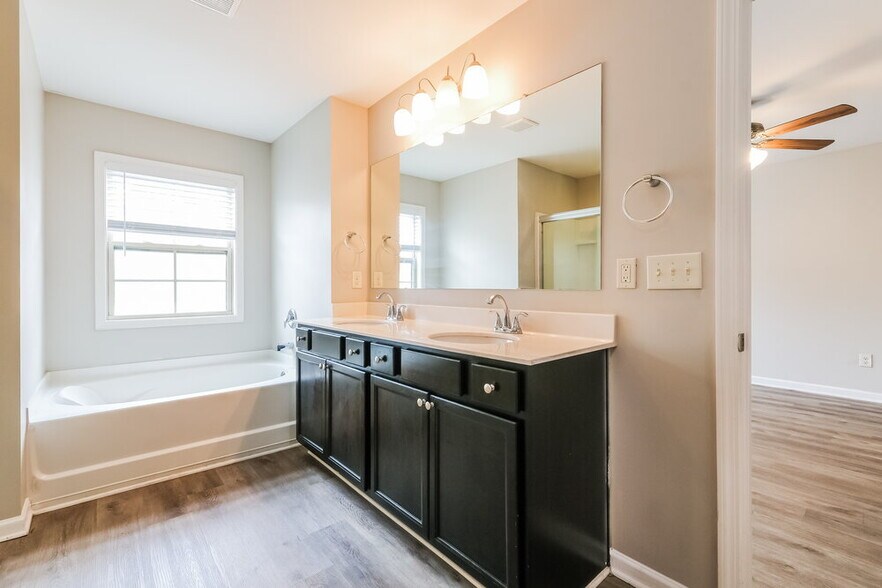 Building Photo - 538 Jadetree Ln