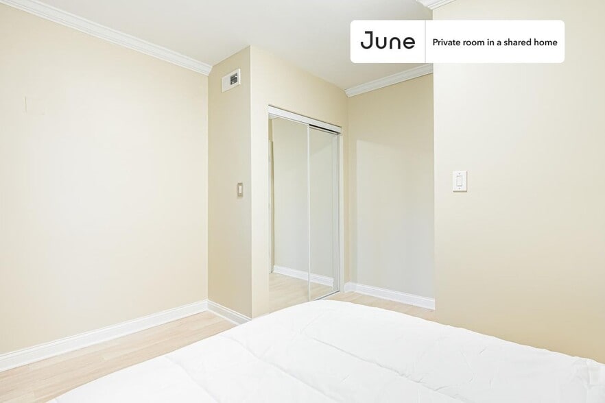 Building Photo - Room in Shared 3 bed/1 bath home