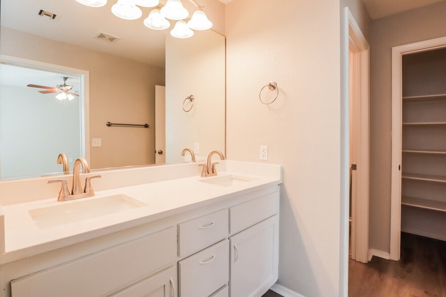 Building Photo - 2755 N Saramano Ln