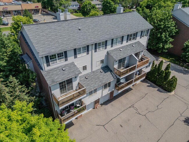 Building Photo - 17034 Farmington Rd