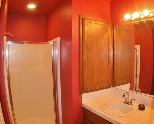 Building Photo - 4 Bed Home, 3 Car Garage! Zia School Distr...