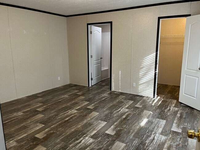 Building Photo - 117 Desander Dr