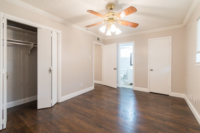 Building Photo - 6912 Clearglen Dr