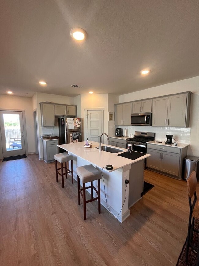 Building Photo - 3 bed 2 bath home off I-35