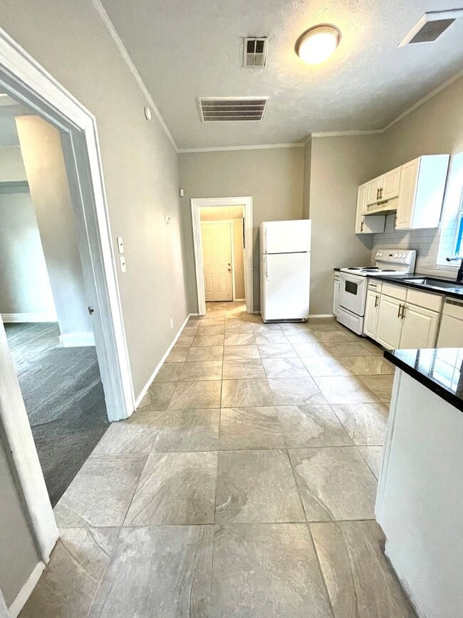 Building Photo - 1808 10th Ave N