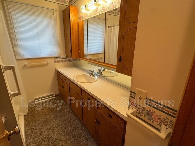 Building Photo - 2106 Assumption Dr
