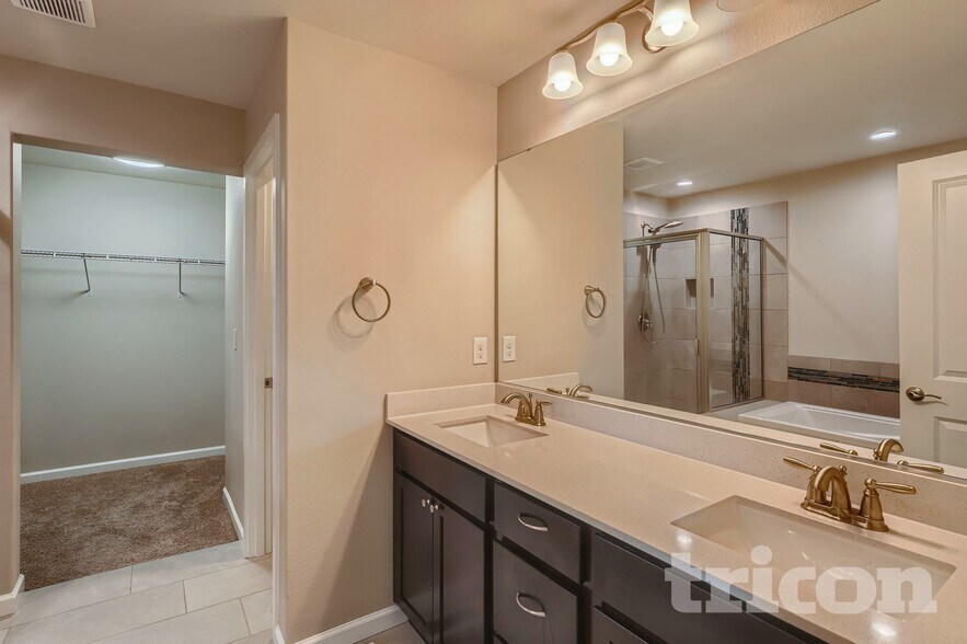 Building Photo - 884 Sigrist Dr E