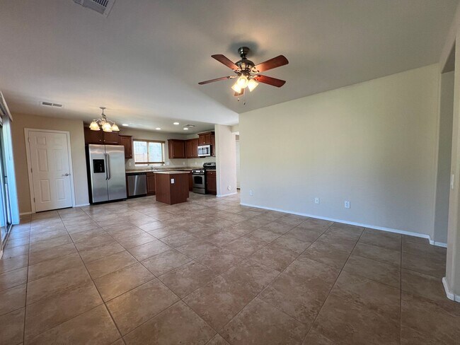 Building Photo - Ray & Signal Butte 4 Bedroom + loft/den