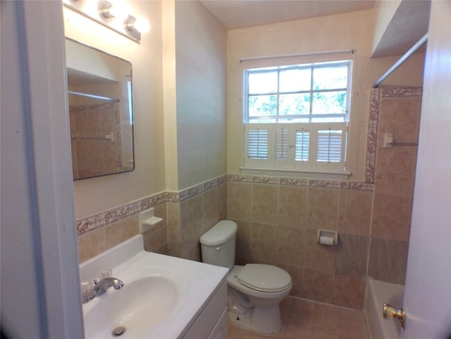 Building Photo - 1301 Glenmore Dr