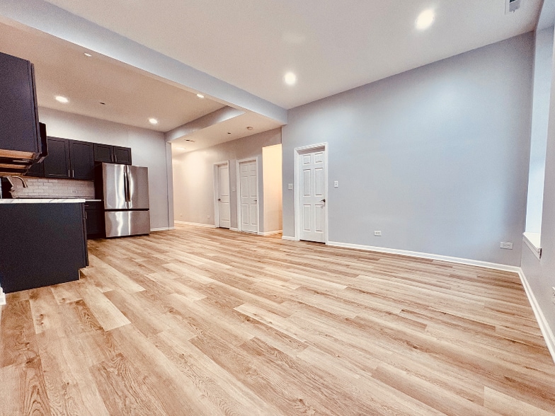 Building Photo - 2657 W North Ave