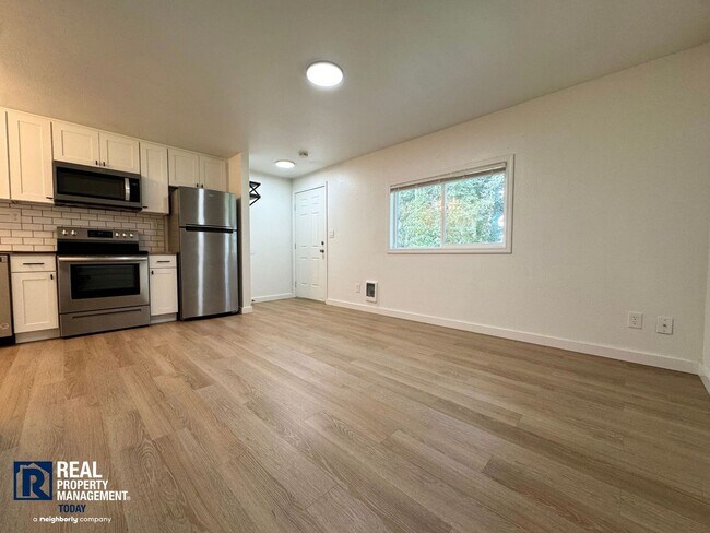 Building Photo - Renovated 1BR w/ Patio, Yard Access & Pet-Friendly Living!