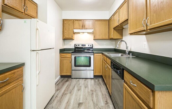 Building Photo - Three level townhome in Taskers Chance available mid June!