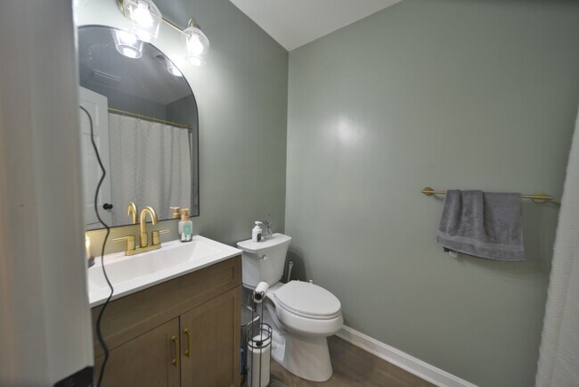 Building Photo - 228 Shadywood Dr