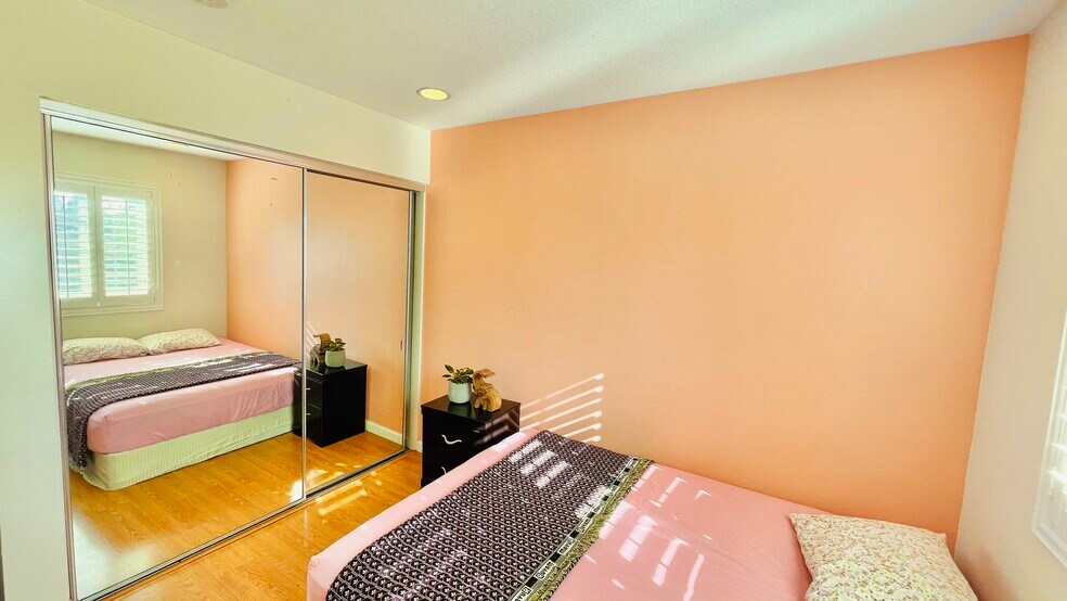 Guest Bedroom / Office - 2501 Avenita Alpera