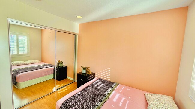 Guest Bedroom / Office - 2501 Avenita Alpera