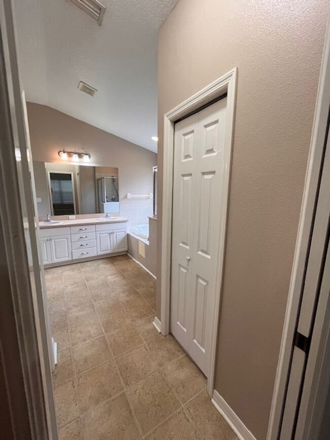 Building Photo - 3 Bedroom 2 Bath